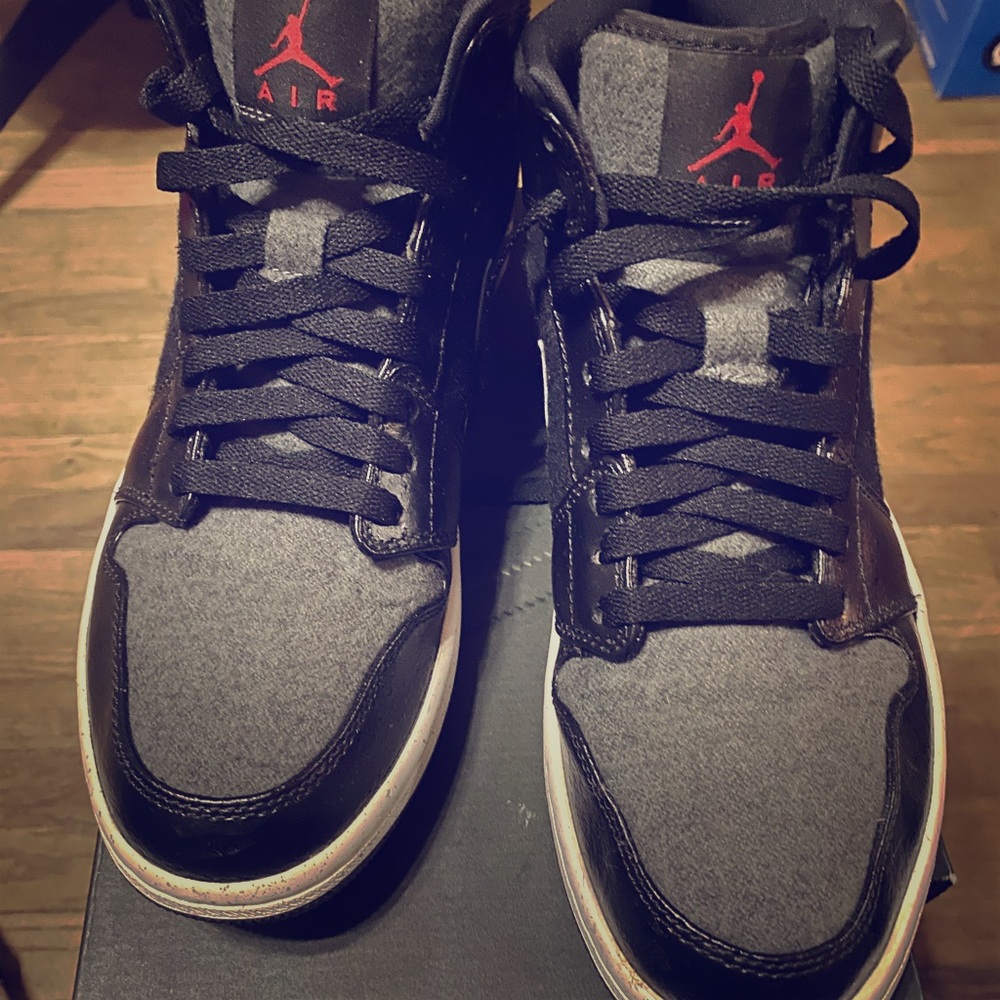 Mids Jordan 1 size 9